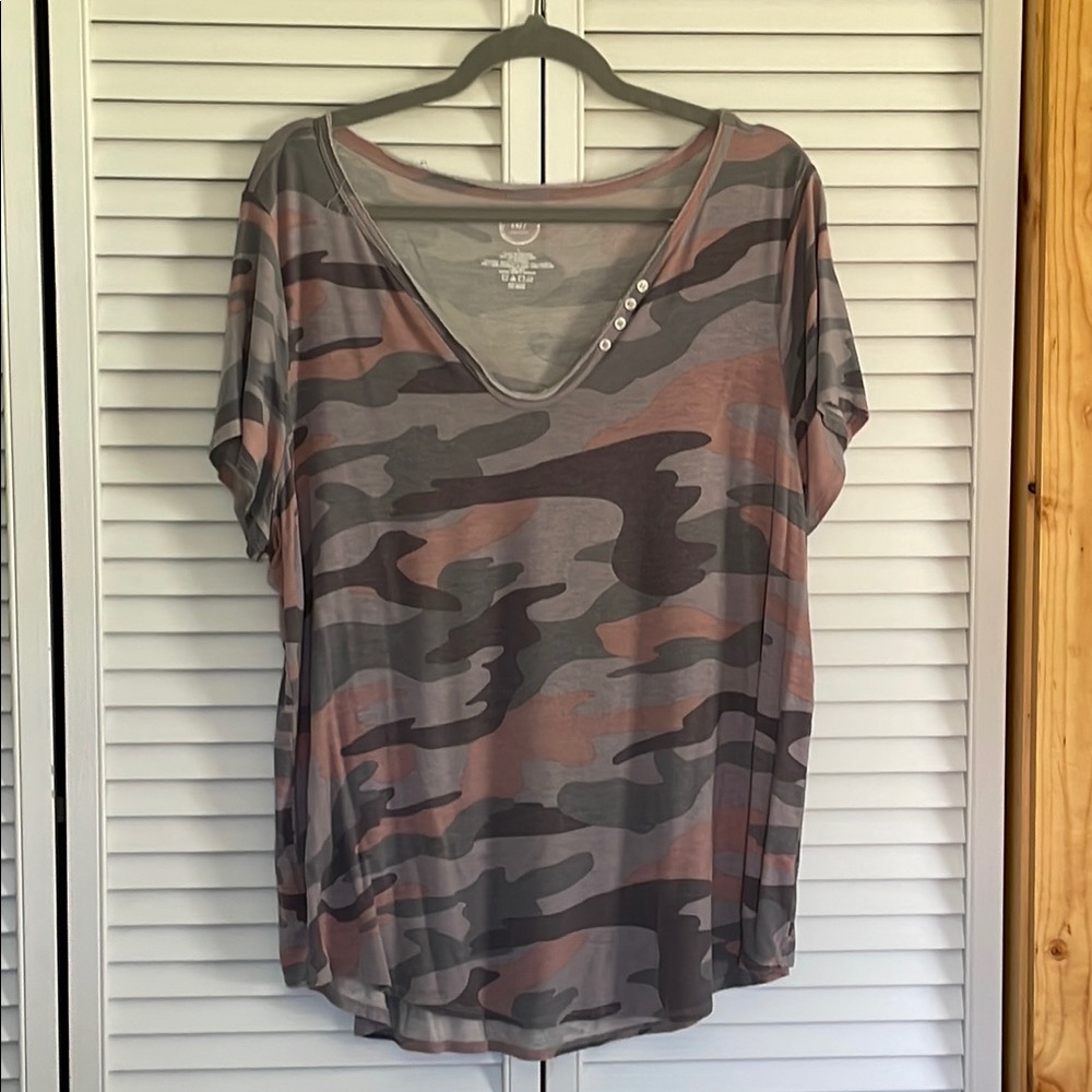 Maurice’s Camo V-Neck Women 1x Top EUC